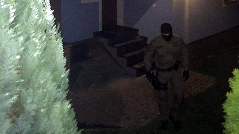 Policajti od skorého rána zasahujú v Čadci: Pri domových prehliadkach zaistili zbrane