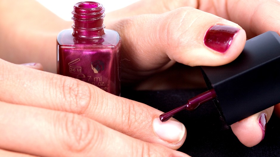 Lakovanie nechtov na ruke