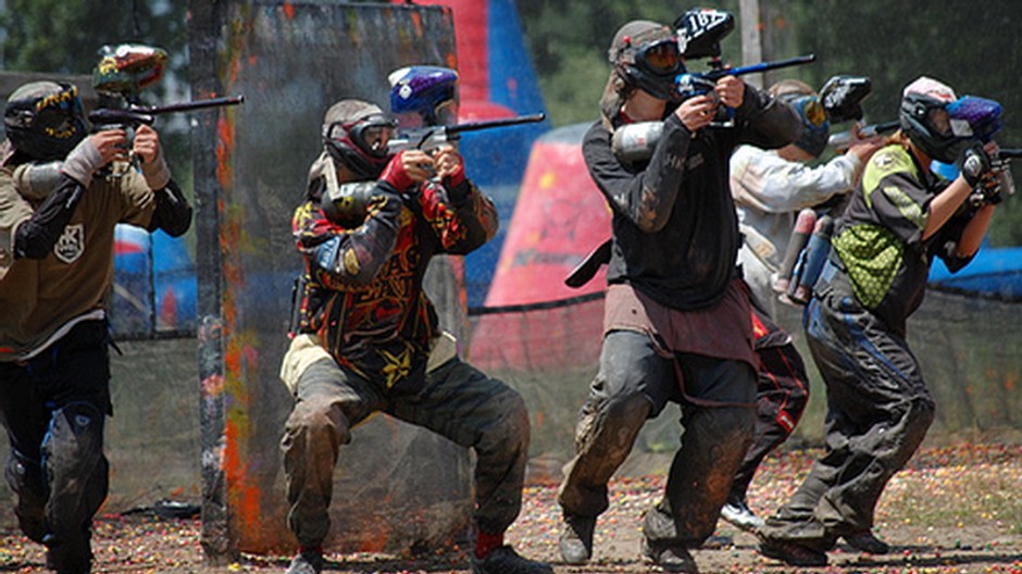 Paintballoví hráči