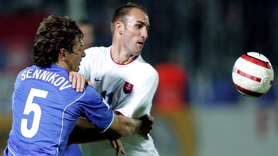 Róbert Vítek a ruský hráč sa bijú o loptu