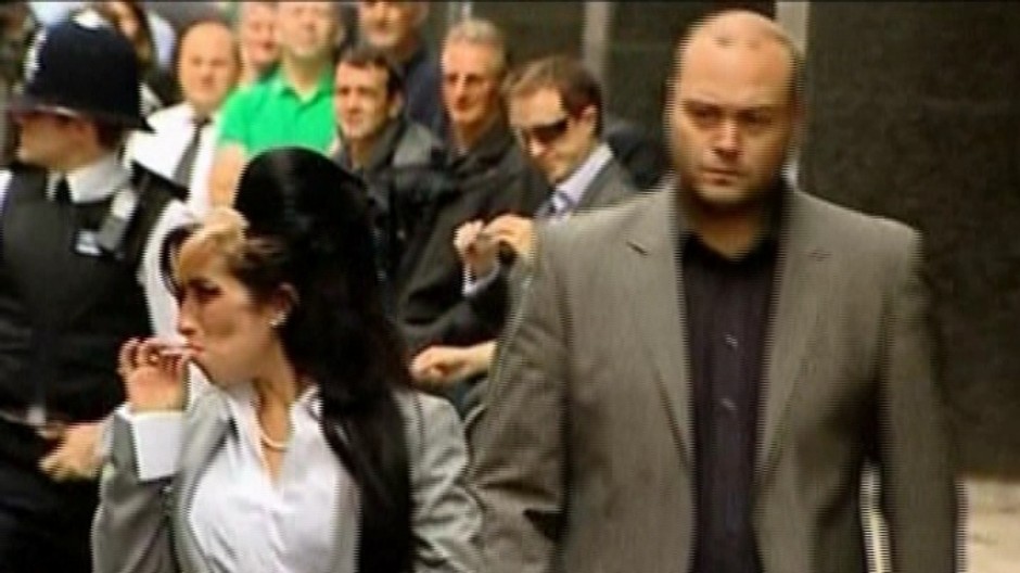 Winehouse s cigaretou