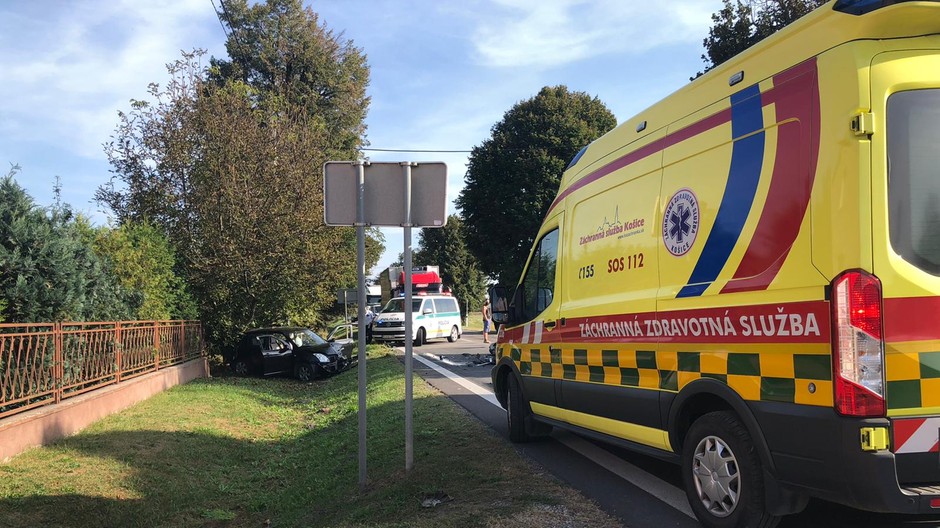 Pri Michalovciach sa zrazili autá a autobus. Na miesto smerovali leteckí záchranári