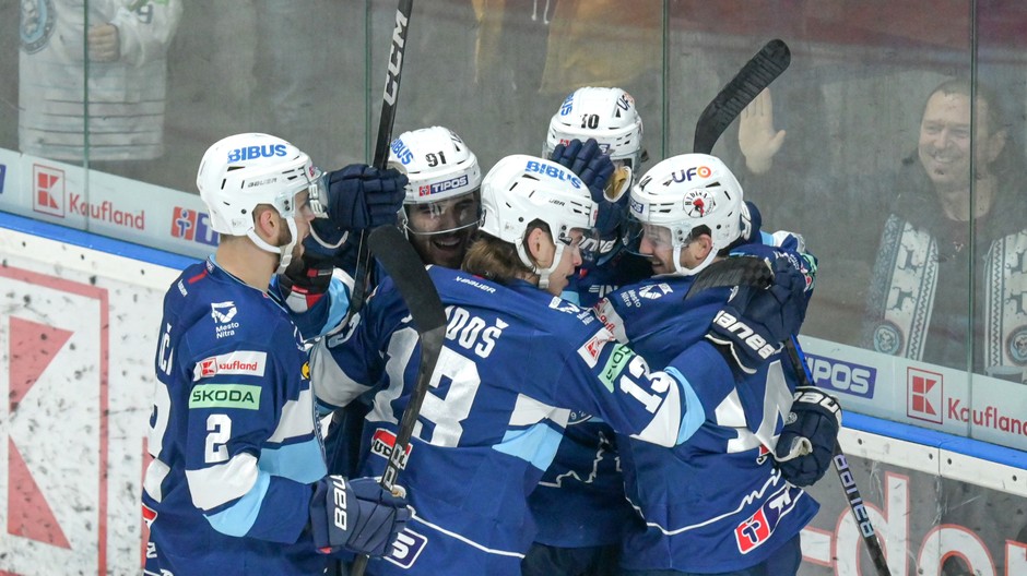 Radosť hráčov Nitry po góle v zápase 39. kola hokejovej Tipos extraligy medzi HK Nitra a HC ‘05 Banská Bystrica