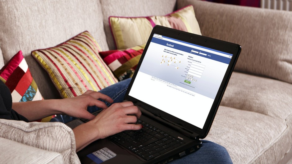 facebook žena počítač ilustračné foto (cropped)