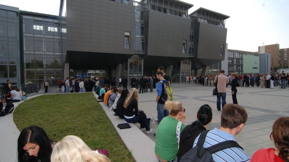 zilinska univerzita-studenti sedia zvonku