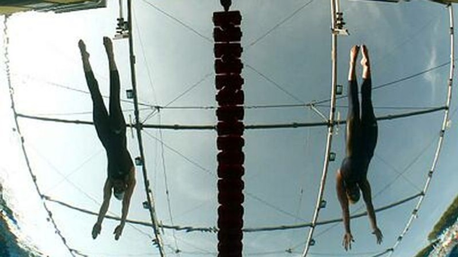 plavkyne zo spodu bazena