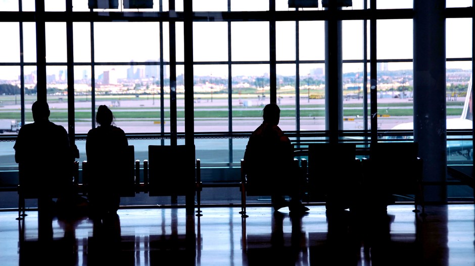 Letisko cestujúci čakanie v hale