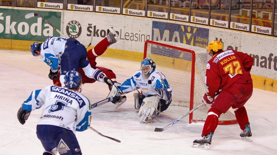 ilustrak martin trencin hokej akcia pred brankou