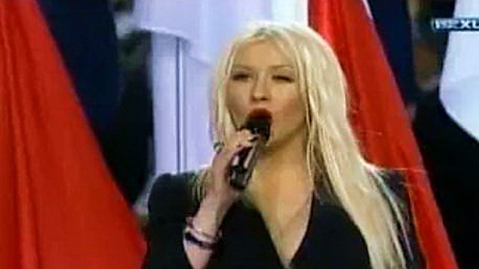 Christina Aguilera spieva hymnu na Super Bowl, 2011