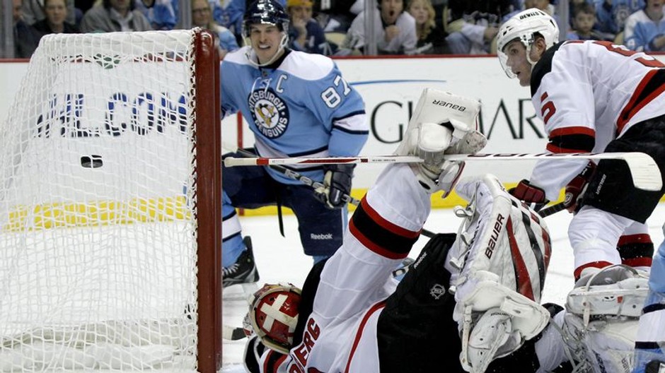 Sidney Crosby z Pittsburghu skóruje do bránky Hedberga z New Jersey