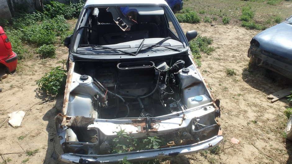 Bez povolenia rozoberal autá. Svoj nelegálny obchod si otvoril priamo pred domom