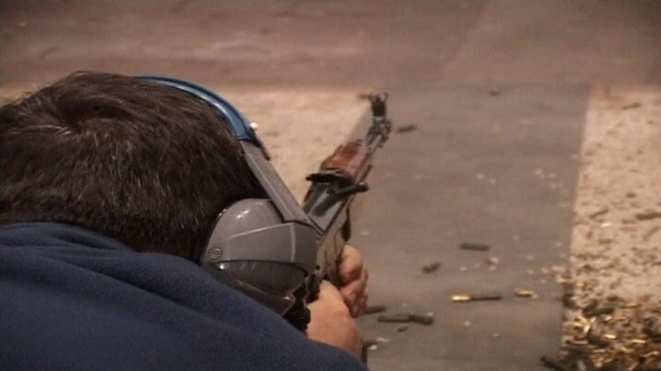 strelba zbranou, muz mieri, zozadu