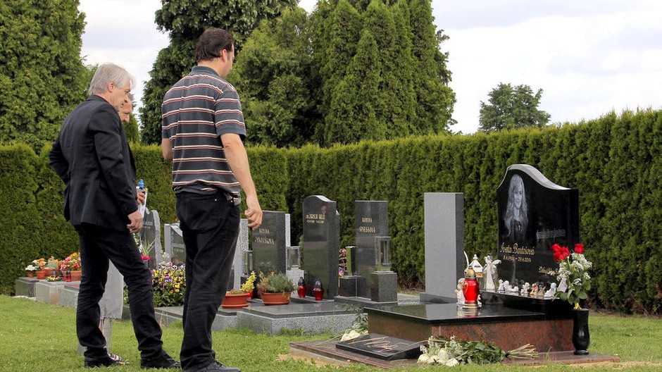 Rychtář pri hrobe zosnulej Bartošovej