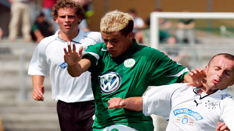 Poľský reprezentant Adam Ledwon vpravo, atakovaný hráčom Wolfsburgu