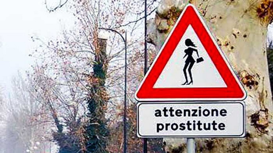 znacka pozor prostitutka, po taliansky, pri ceste, detail