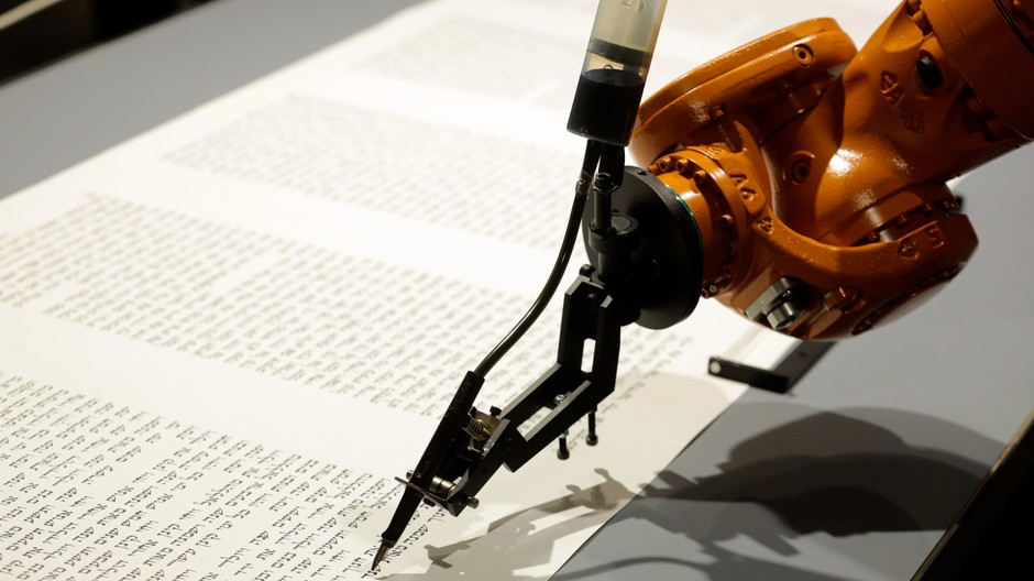 Robot v nemeckom múzeu prepisuje Tóru 2