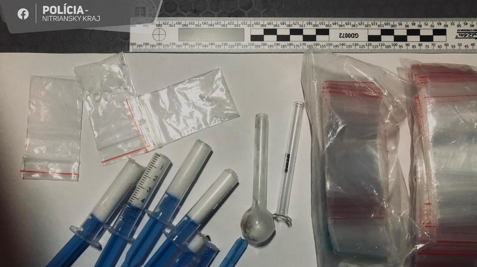 Nadrogovaný a bez vodičáku