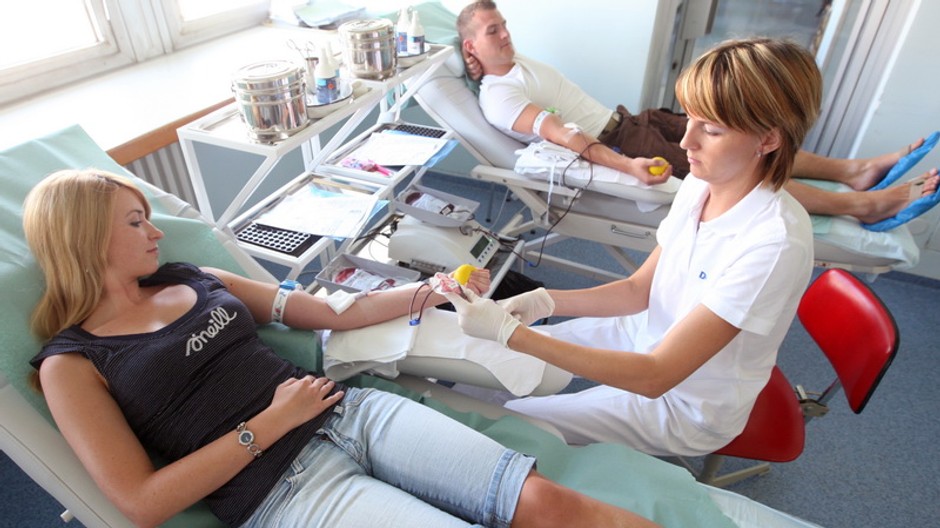 Darovanie krvi, pacientom odoberá sestrička krv