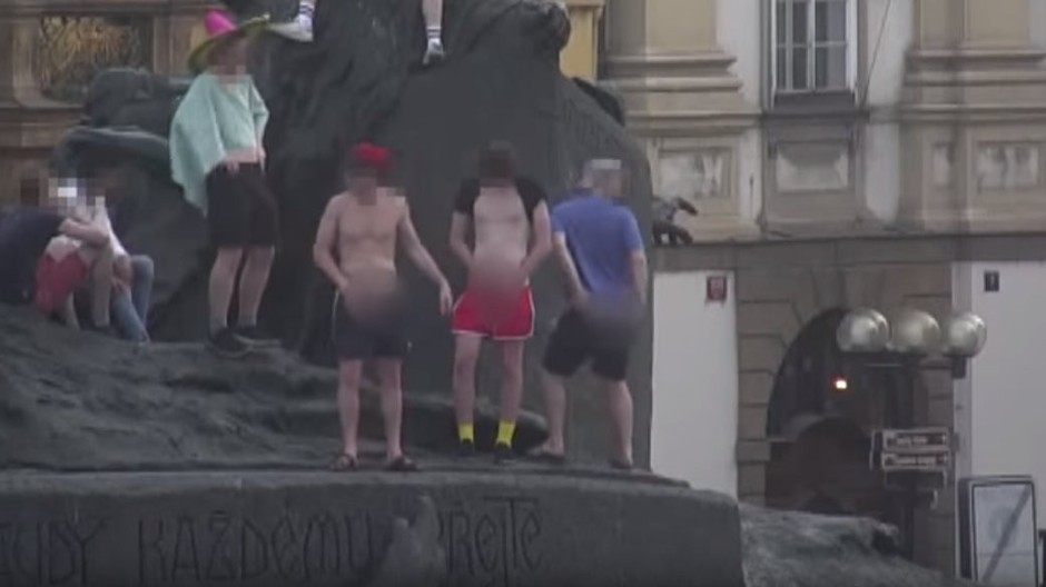 mladíci na pomníku v centre Prahy