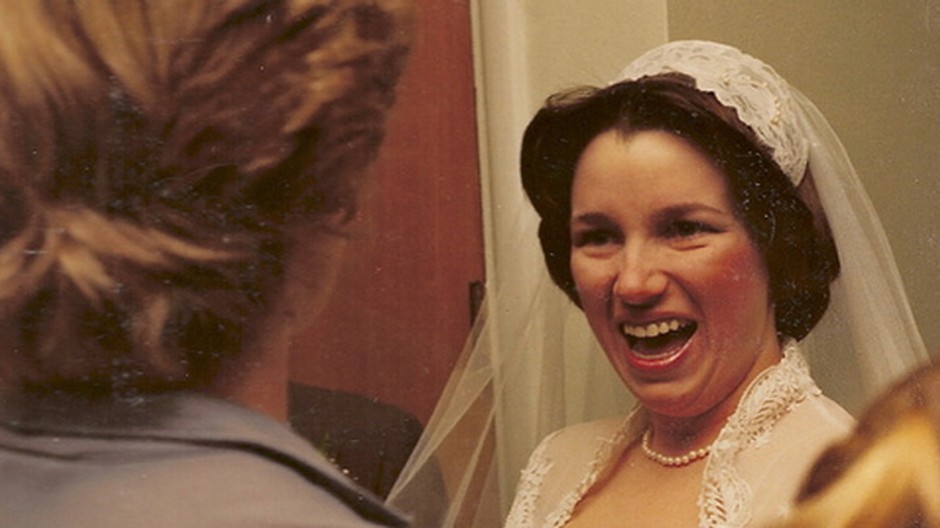 Nevesta prekvapená, otvorené ústa, krk niečí odzadu pred ňou