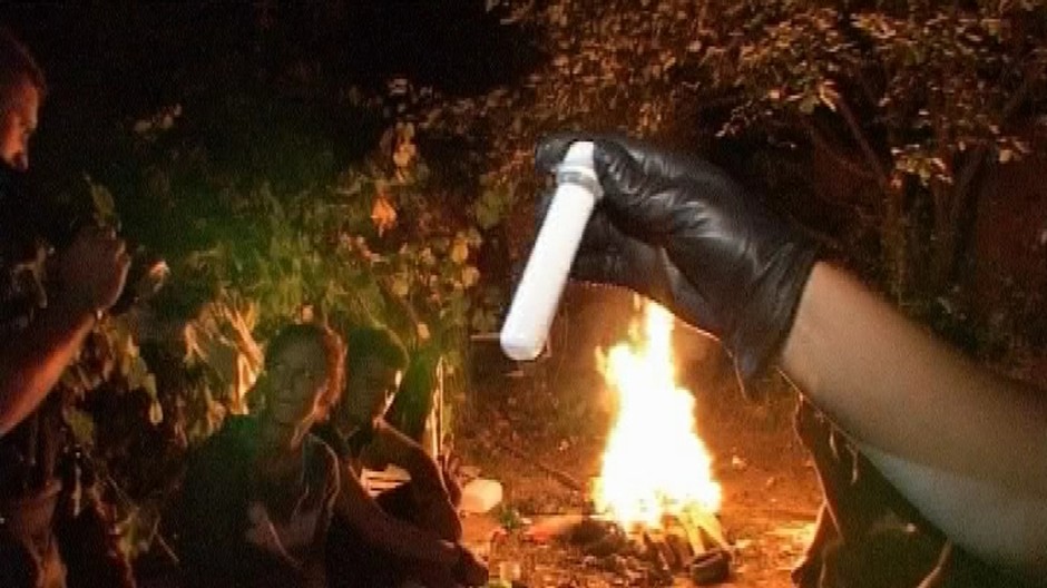 ohen drogy ruka policajta ludia noc