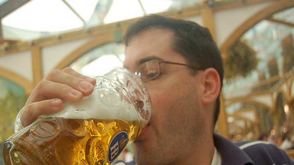 muz pije pivo velke spredu