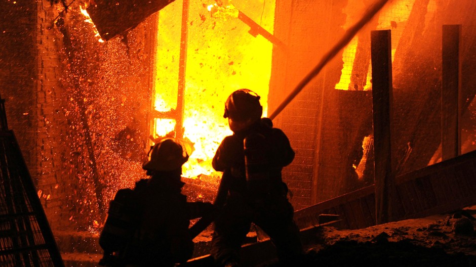 Požiar plamene oheň hasiči obrovský budova dom