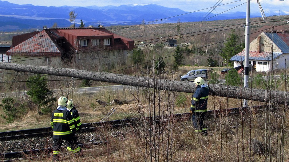 Mesto Vysoké Tatry vyhlásilo v piatok ráno mimoriadnu situáciu. Dôvodom bol silný vietor, ktorý preshoval rýchlosť aj 100 km/h