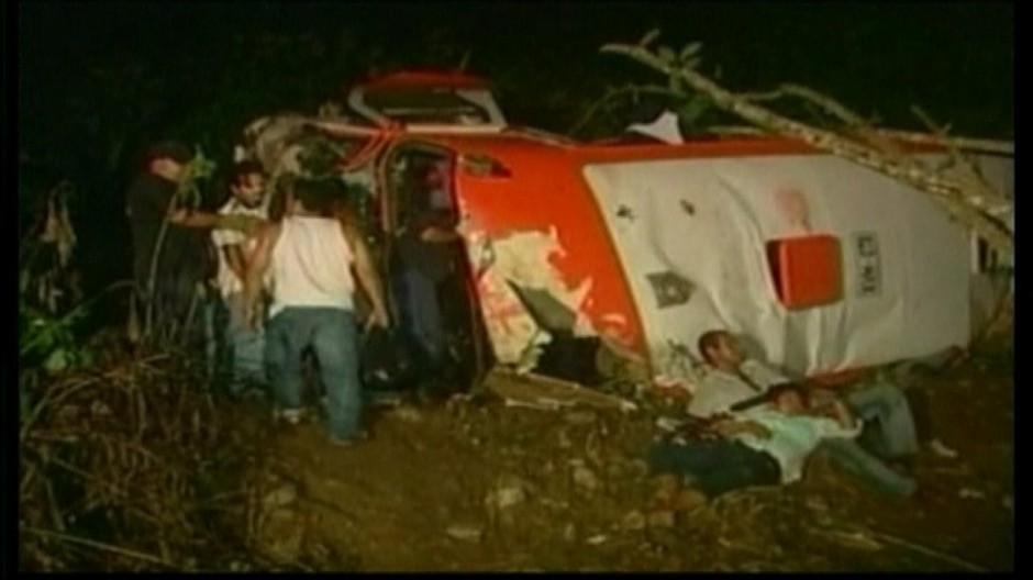 havarovany autobus, leziaci ludia