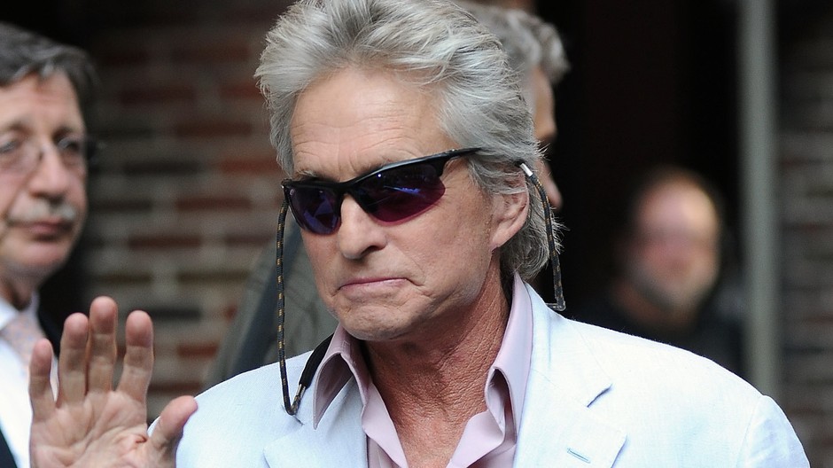 michael douglas, okuliare, mava rukou