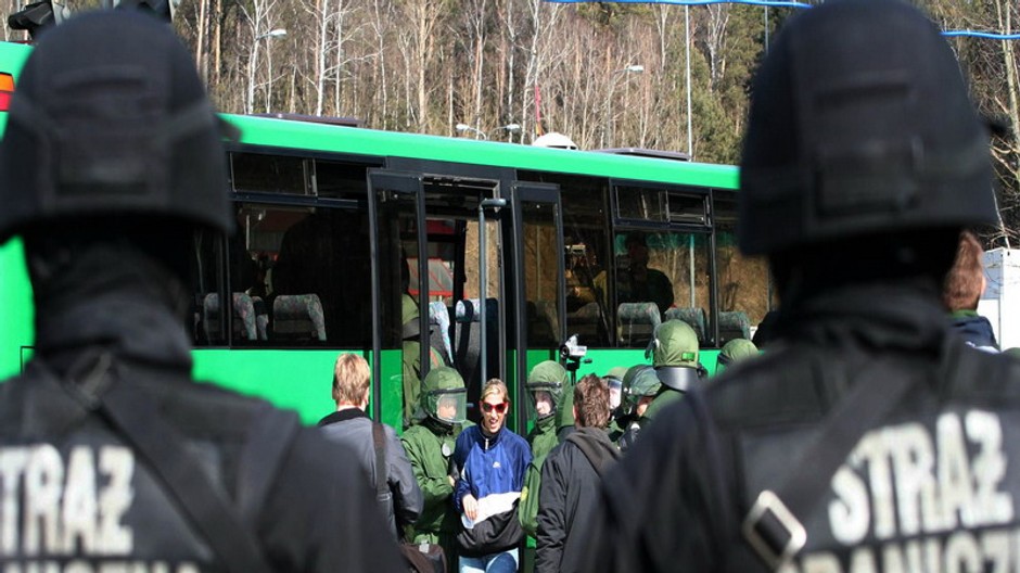 hooligans autobus policia