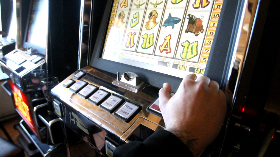 hrací automat ruka ilustračné foto