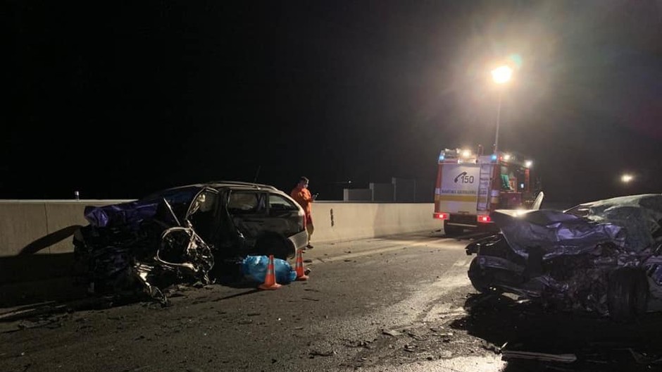 Hromadná zrážka áut na ceste R1. Nehoda si vyžiadala ľudské životy