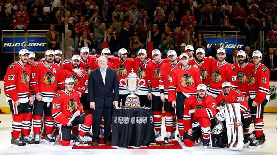 Chicago Blackhawks s trofejou Clarence S. Campbell Bowl, pre najlepší tím Západnej konferencie NHL..jpg