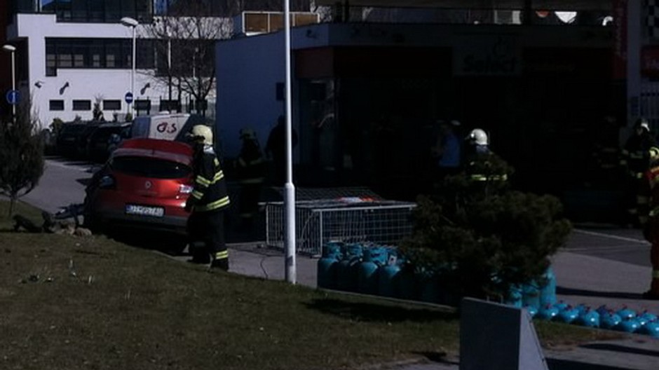 Do benzínky vrazilo auto