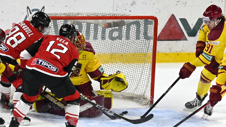 Carter Turnbull (HC '05 Banská Bystrica) strieľa gól, Marcus Vela (HC '05 Banská Bystrica), brankár Connor LaCouvee (HK Dukla Trenčín) a Martin Nemčík (HK Dukla Trenčín)