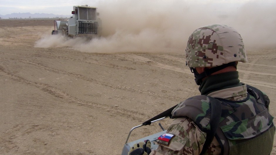 vojak SR pri likvidácii mín pomocou odmínovacieho zariadenia Božena