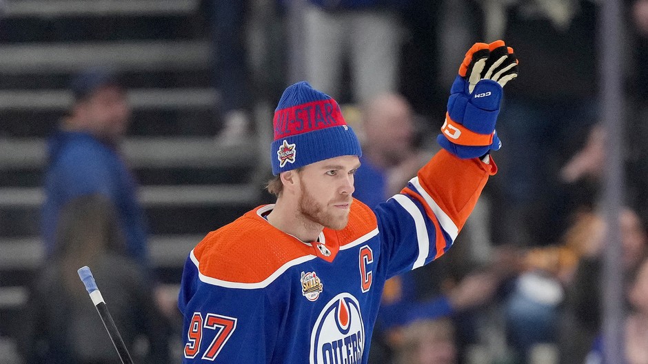 Kanadský hokejista a kapitán Edmontonu Oilers Connor McDavid sa teší po triumfe v súťažiach zručností 