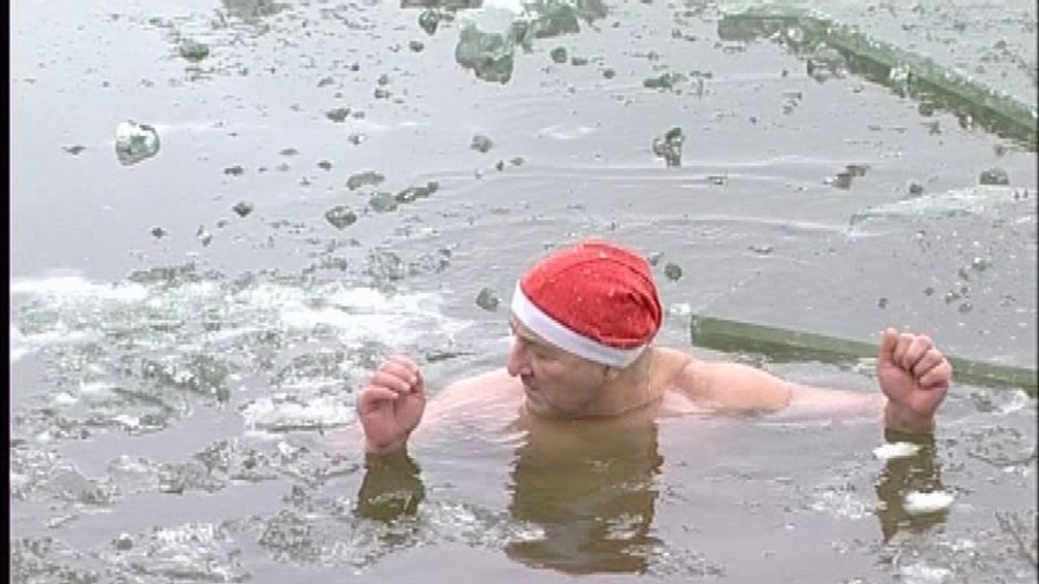 otužilec vo ľadovej vode