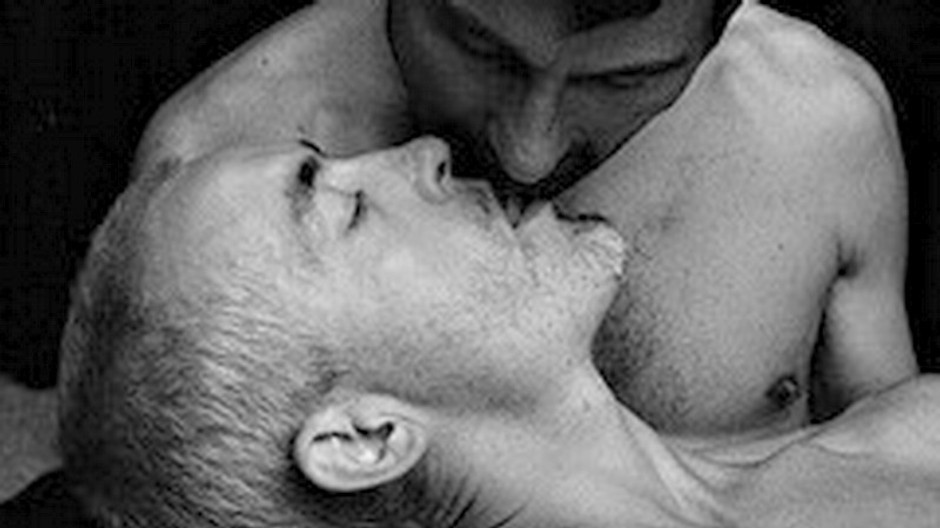 Dvaja homosexuáli sa bozkávajú