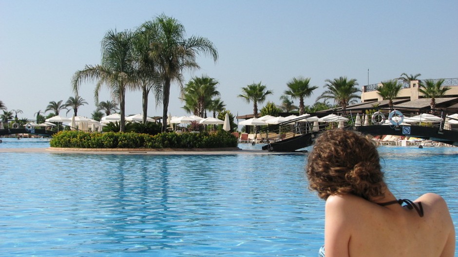 dovolenka Antalya turecko voda palmy zena zozadu