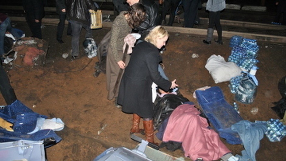 vybuch bobmy vo vlaku, ludia vonku, rozhadzane veci