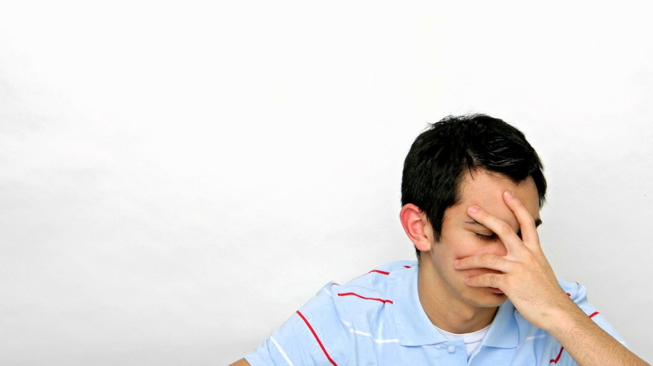 Chlapec muž mladík zničený smutný násilie