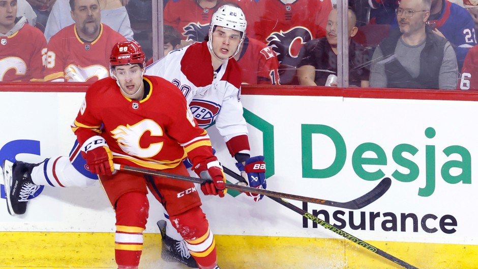 Juraj Slafkovský (vpravo) z Montrealu Canadiens a Andrew Mangiapane z Calgary Flames