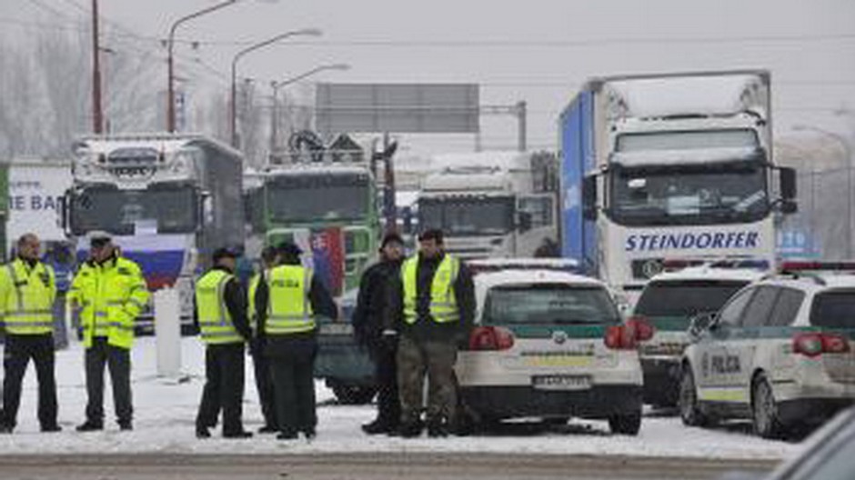 Kolóny, kamióny, policajti, dopravní