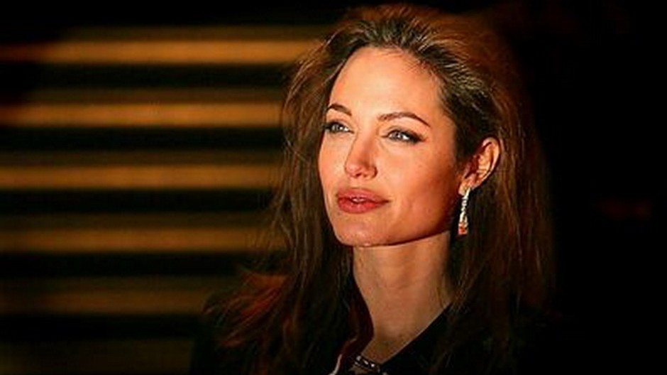 Angelina Jolie, v tme, smutný úsmev