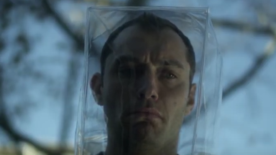 Jude Law vo filme Nákaza