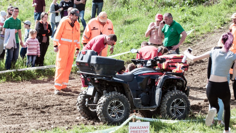 Motokros, preteky, zranený jazdec