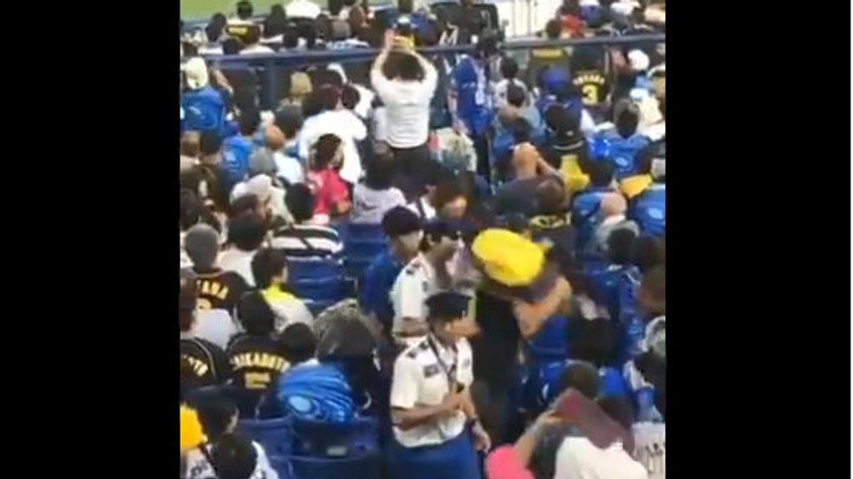 Muž použil syna ako bejzbalovú pálku 