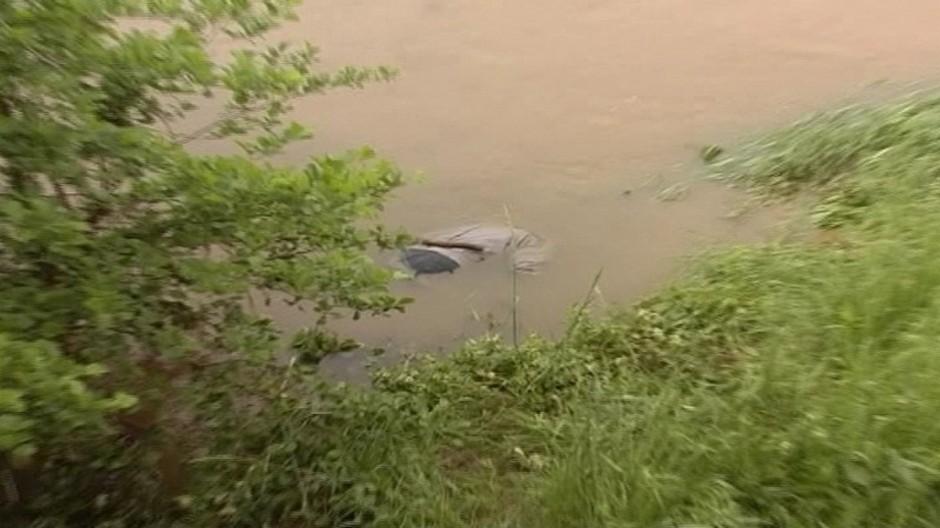 utopeny vo vode kusok tela